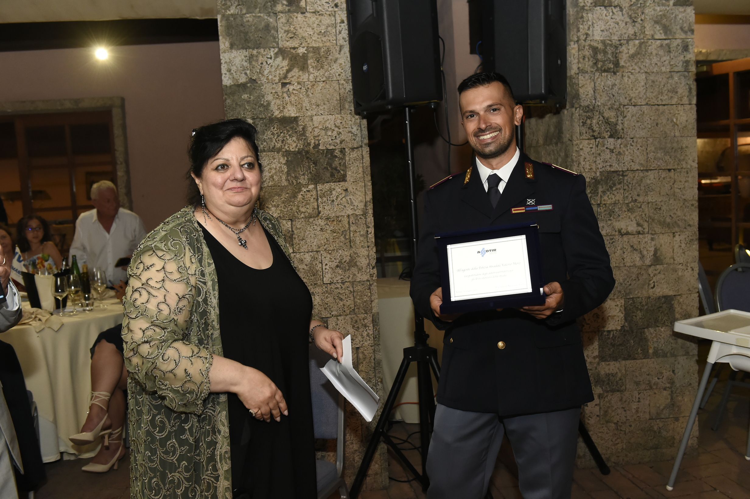 ASSOTIR premia l’agente della Polizia di Stato di Ostuni, Valerio Moro, per aver salvato la vita ad un conducente di camion in corsa