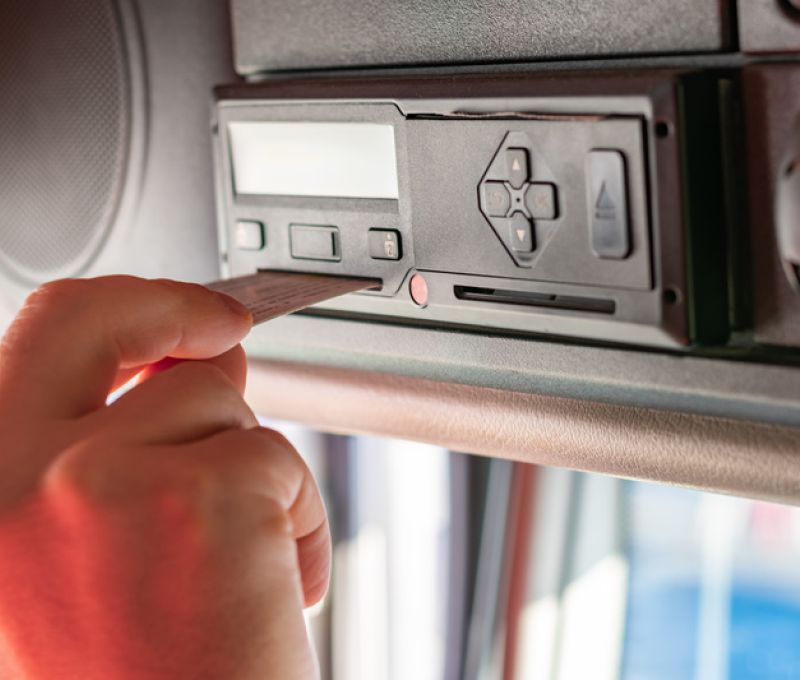 Tachigrafo: dal 1° luglio 2026 scatta l’obbligo di installazione per i veicoli superiori alle 2,5 ton. Attraverso una circolare, il MIT fornisce i primi chiarimenti