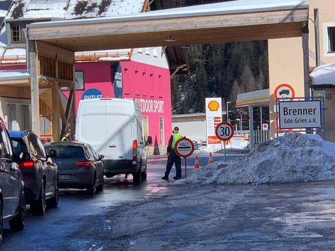 Brennero praticamente chiuso al transito per i controlli anti COVID austriaci. Il Governo italiano istituisce postazioni per l’effettuazione dei tamponi rapidi