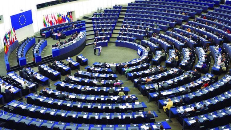 Validità di CQC, patenti di guida e revisioni: il Parlamento Europeo approva la proposta della Commissione per l’emanazione di un nuovo Regolamento che ne proroga la validità per ulteriori 10 mesi