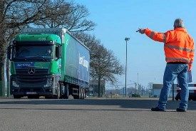 Dumping sociale: chi, con i fatti, lo combatte e chi molto ne discute….