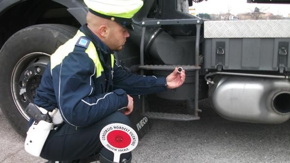 Manomissione cronotachigrafo, la Corte di Cassazione ribadisce la rilevanza penale della condotta