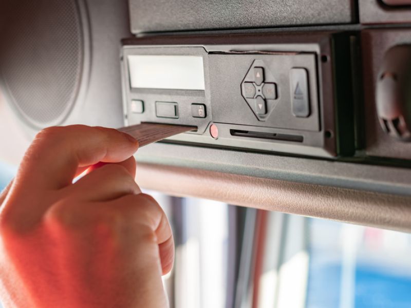 Tachigrafo: dal 1° luglio 2026 scatta l’obbligo di installazione per i veicoli superiori alle 2,5 ton. Attraverso una circolare, il MIT fornisce i primi chiarimenti