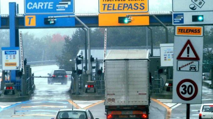 Autostrade: aumentano, in genere di poco, i pedaggi. Ma per A24, A25 e TO-MI è una ministangata
