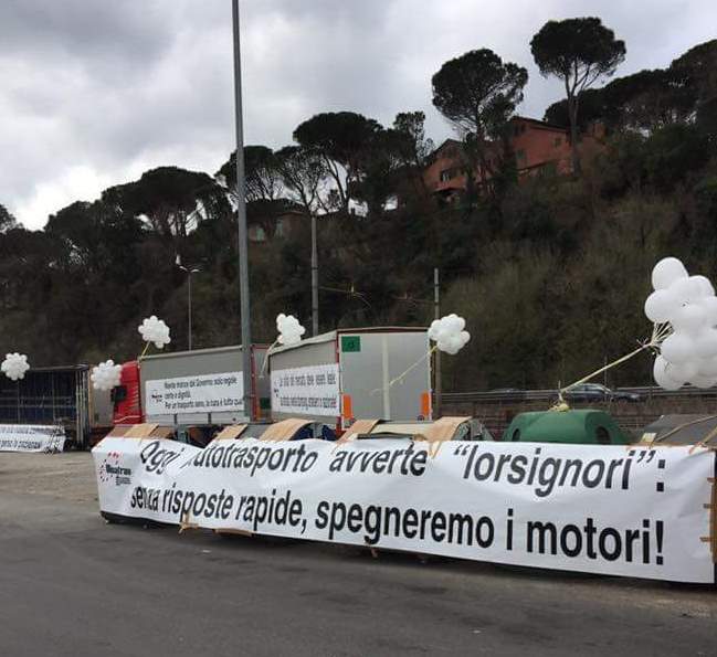 L’UNATRAS, con Genedani e Donati, davanti alla RAI di Saxa Rubra per sostenere le ragioni dell’autotrasporto