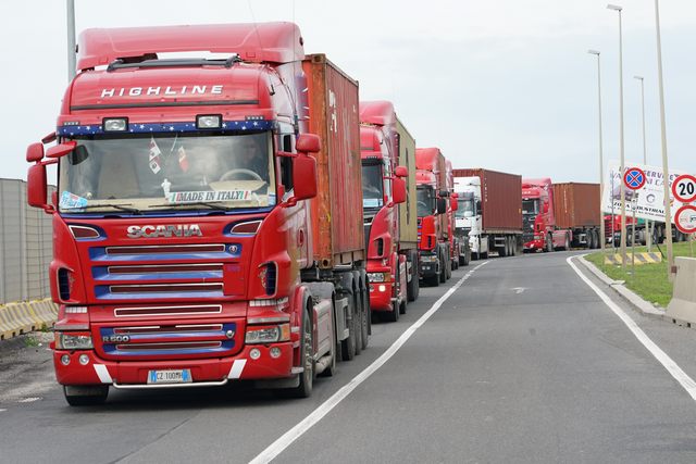 Porto di Civitavecchia: alle mancate risposte delle Istituzioni, le imprese di autotrasporto rispondono con il fermo dei servizi