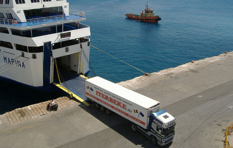 Porto di Genova: non si entra col camion senza badge personale