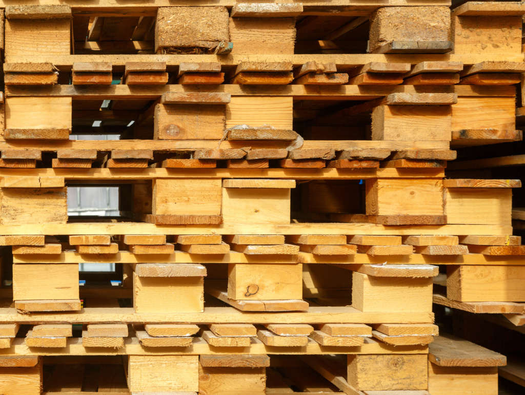 Pallet: il Parlamento disciplina e istituzionalizza il voucher di interscambio. Resta ferma l’assenza dell’obbligo da parte del vettore alla riconsegna dei pallet e ad uno specifico compenso, qualora decida di eseguirla