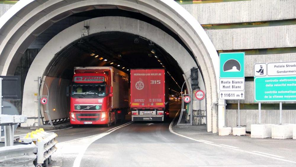 Traforo del Monte Bianco, per lavori di manutenzione dal 17 aprile scattano le interruzioni del traffico