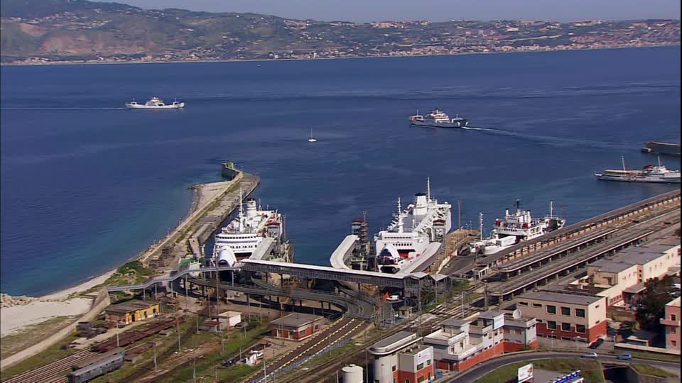 Stretto di Messina: 2 ore in più ai trasportatori. Il Ministero emenda il Calendario dei divieti