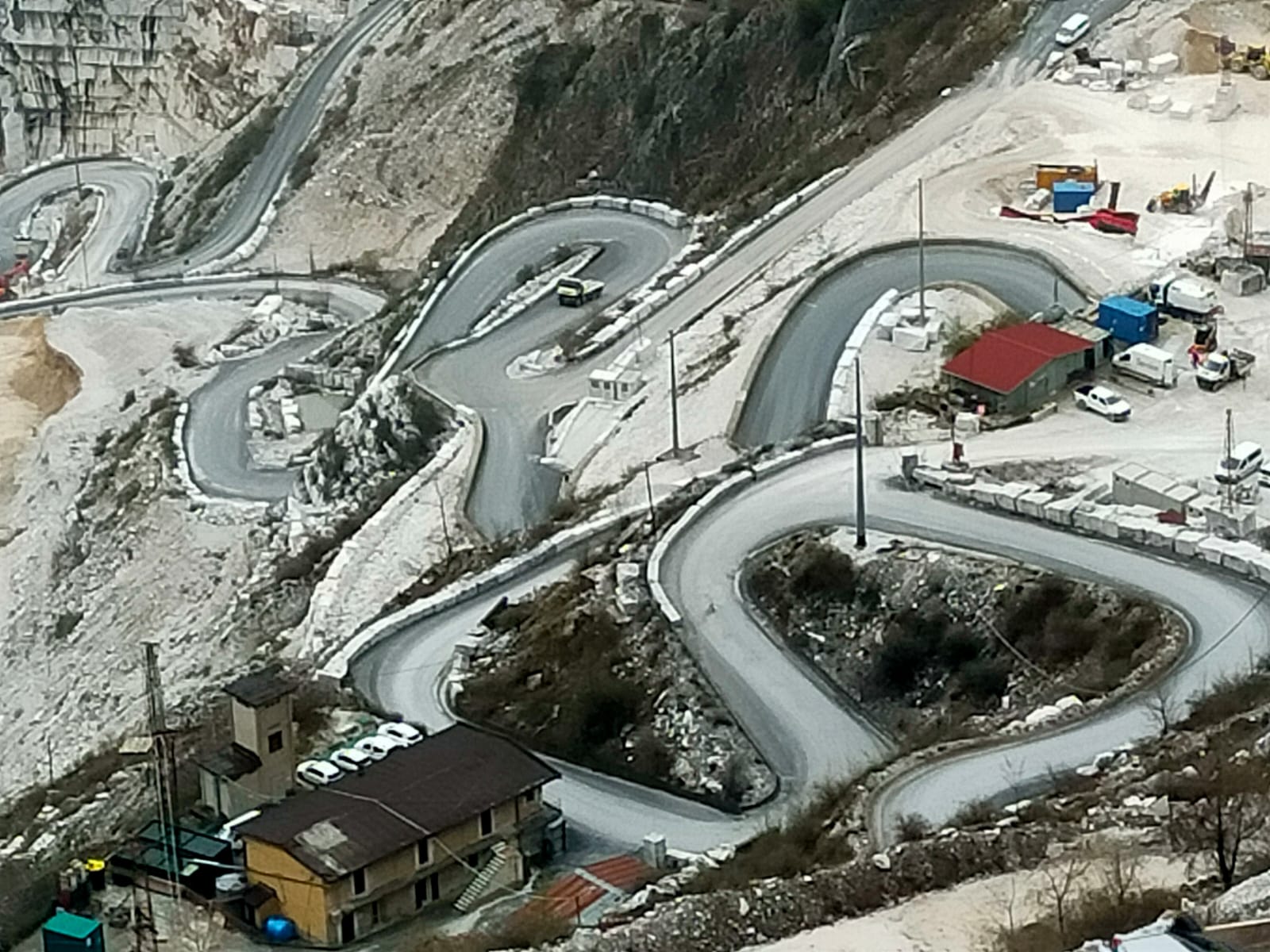 Incontro ASSOTIR – Comune di Carrara. Viabilità bacini marmiferi: cambio di passo per manutenzioni e nuove opere. Primo intervento la nuova rotonda alle pese, poi potature e modifiche ai sistemi di pulizia dei mezzi
