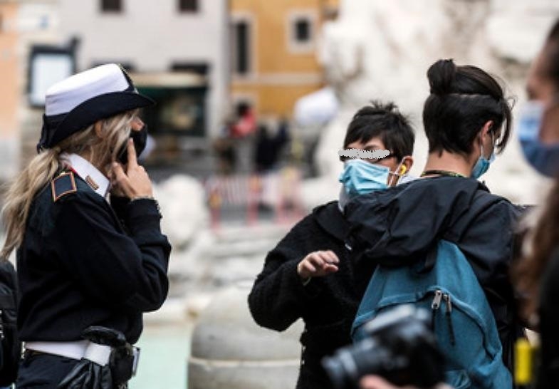 Emanato il D.L. 125 che proroga e rafforza le misure anti-covid, ivi incluso l’obbligo di mascherina all’aperto