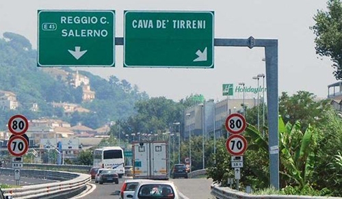Divieto di circolazione per i veicoli superiori alle 7,5 ton sulla A3: bloccata la circolazione tra Salerno e Cava de’ Tirreni senza darne comunicazione agli autotrasportatori