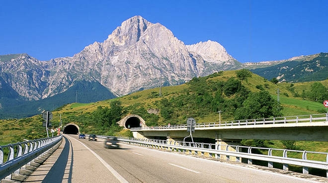 Autostrada dei Parchi, scattano i divieti ai mezzi pesanti in 87 viadotti