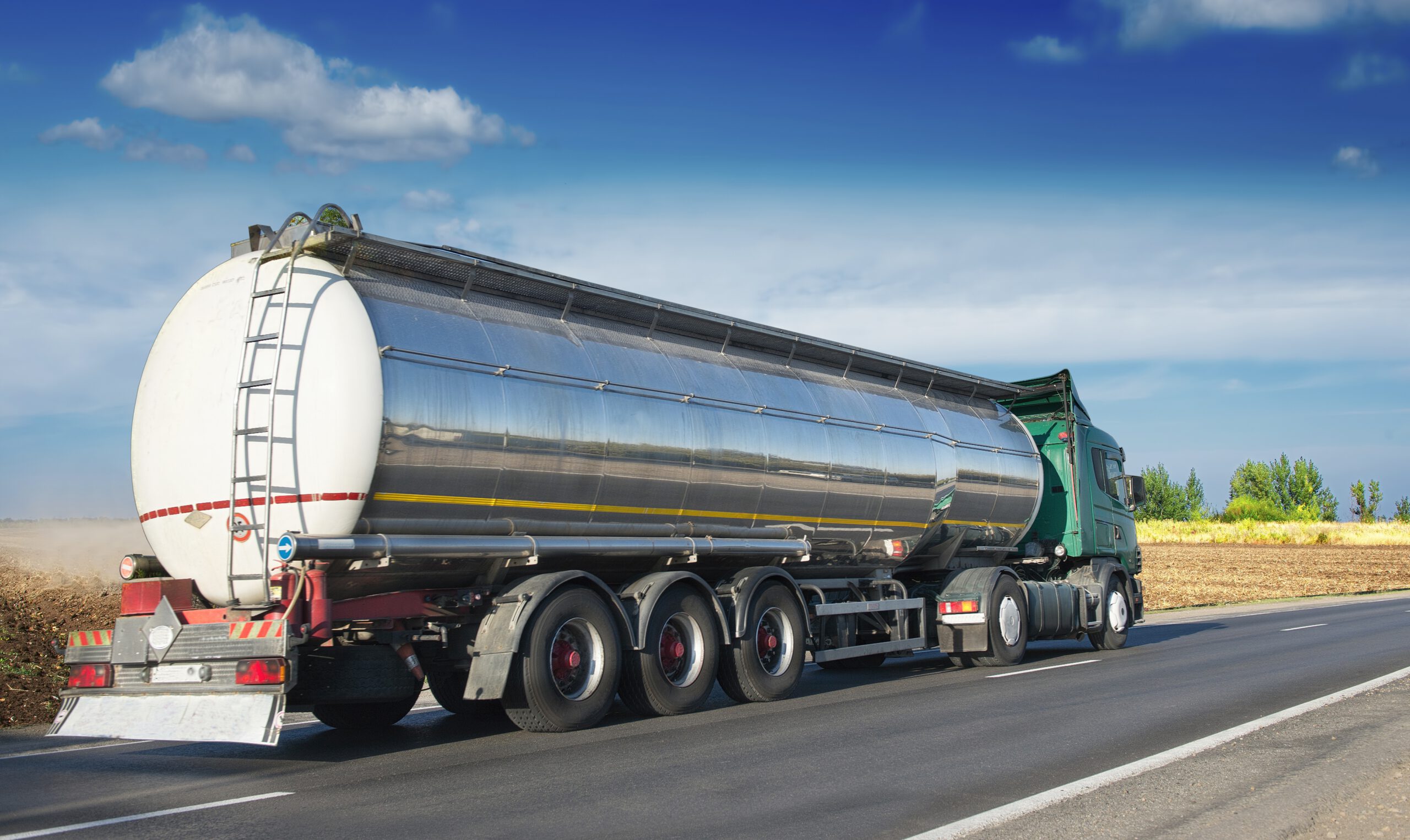 Divieti al trasporto carburanti: via libera anche ai complessi veicolari