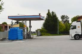 Consorzi e coop a proprietà divisa: il socio può detrarre l’IVA e dedurre il costo del carburante pagato alla struttura tramite compensazione